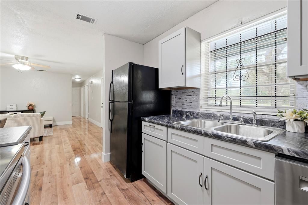 For Sale: $198,000 (3 beds, 1 baths, 933 Square Feet)