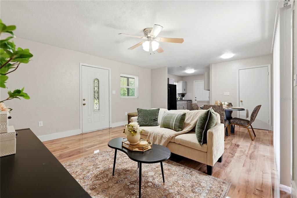 For Sale: $198,000 (3 beds, 1 baths, 933 Square Feet)