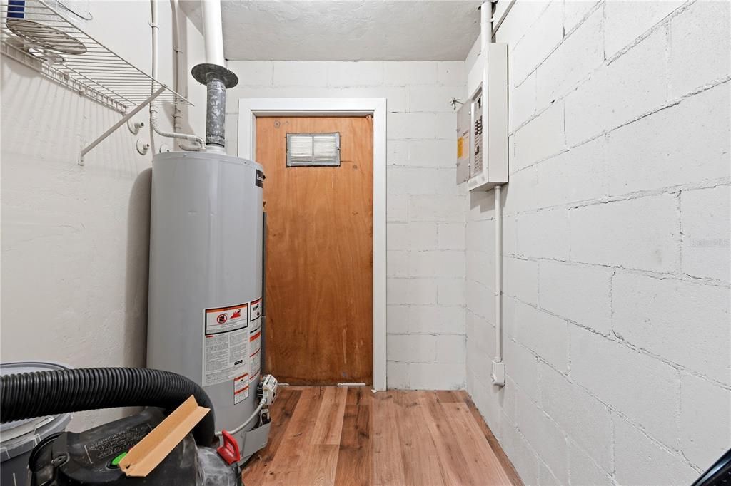 For Sale: $198,000 (3 beds, 1 baths, 933 Square Feet)