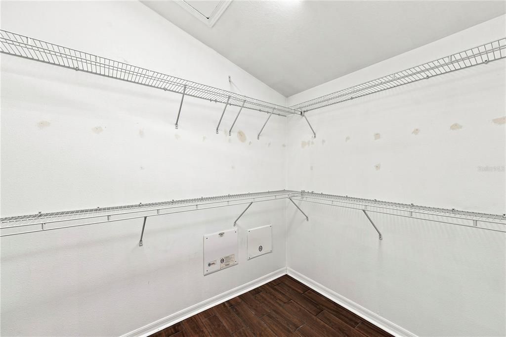 For Sale: $350,000 (4 beds, 2 baths, 1973 Square Feet)