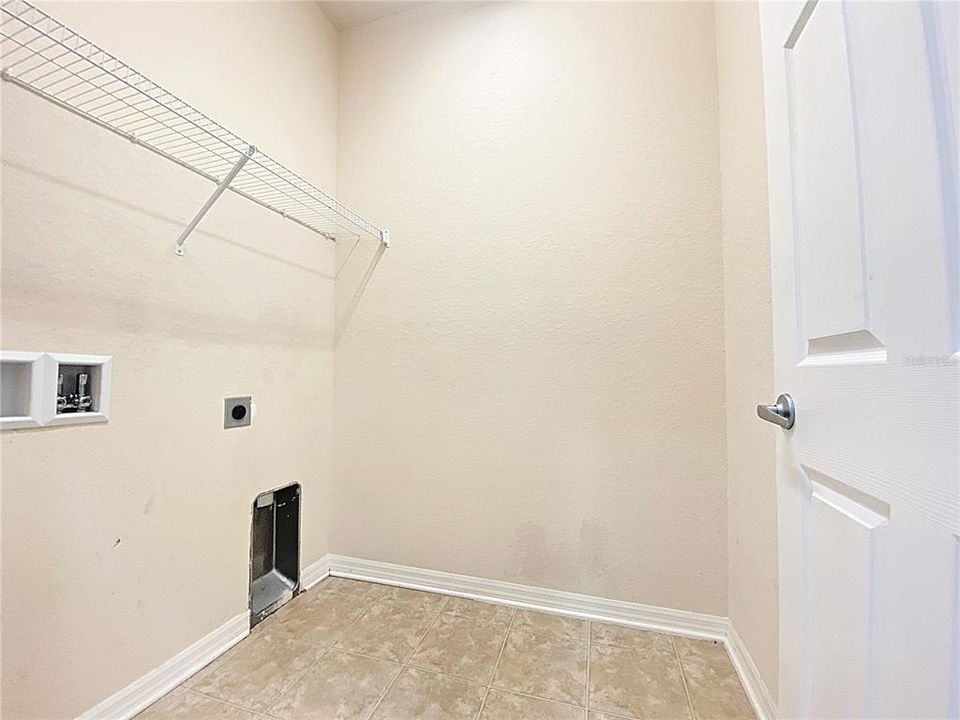 For Rent: $2,200 (4 beds, 2 baths, 2386 Square Feet)