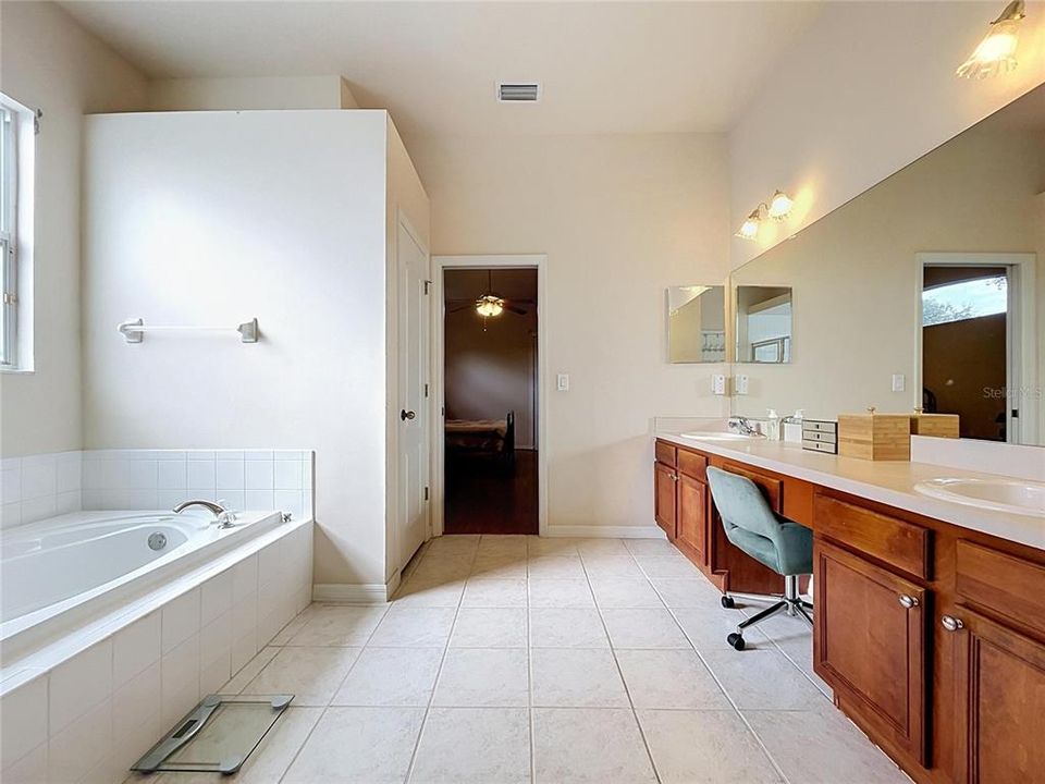 En Venta: $619,900 (5 camas, 4 baños, 3372 Pies cuadrados)
