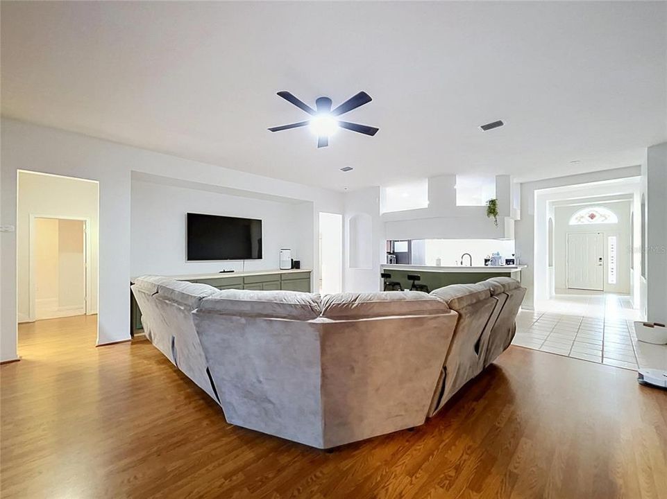 En Venta: $619,900 (5 camas, 4 baños, 3372 Pies cuadrados)