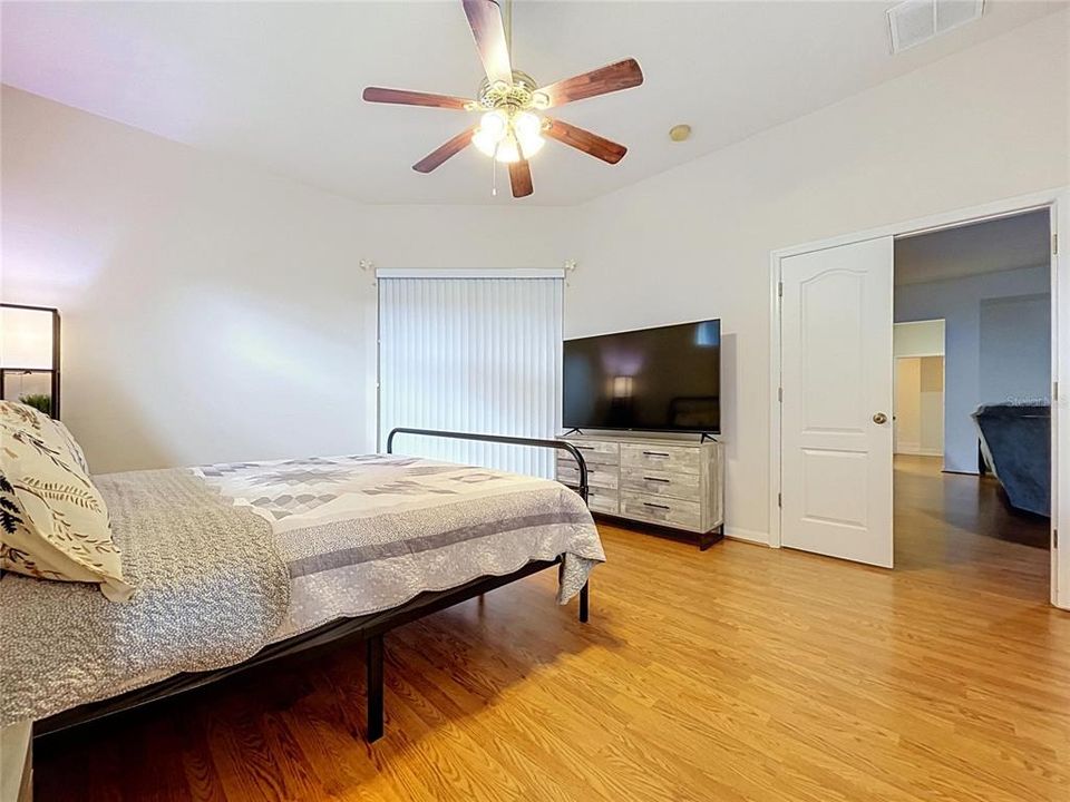 En Venta: $619,900 (5 camas, 4 baños, 3372 Pies cuadrados)