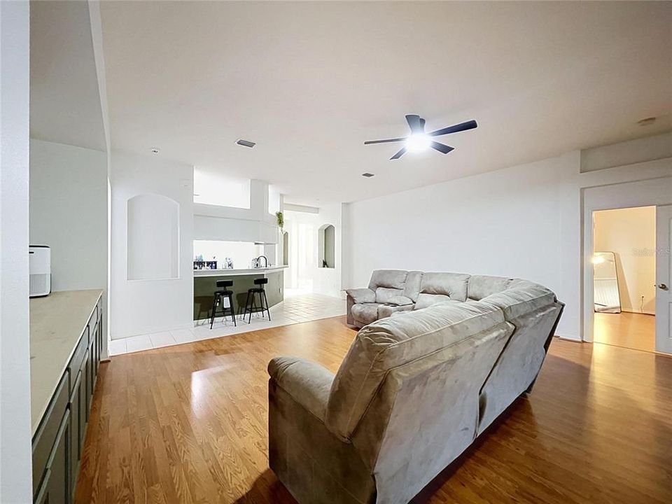 En Venta: $619,900 (5 camas, 4 baños, 3372 Pies cuadrados)