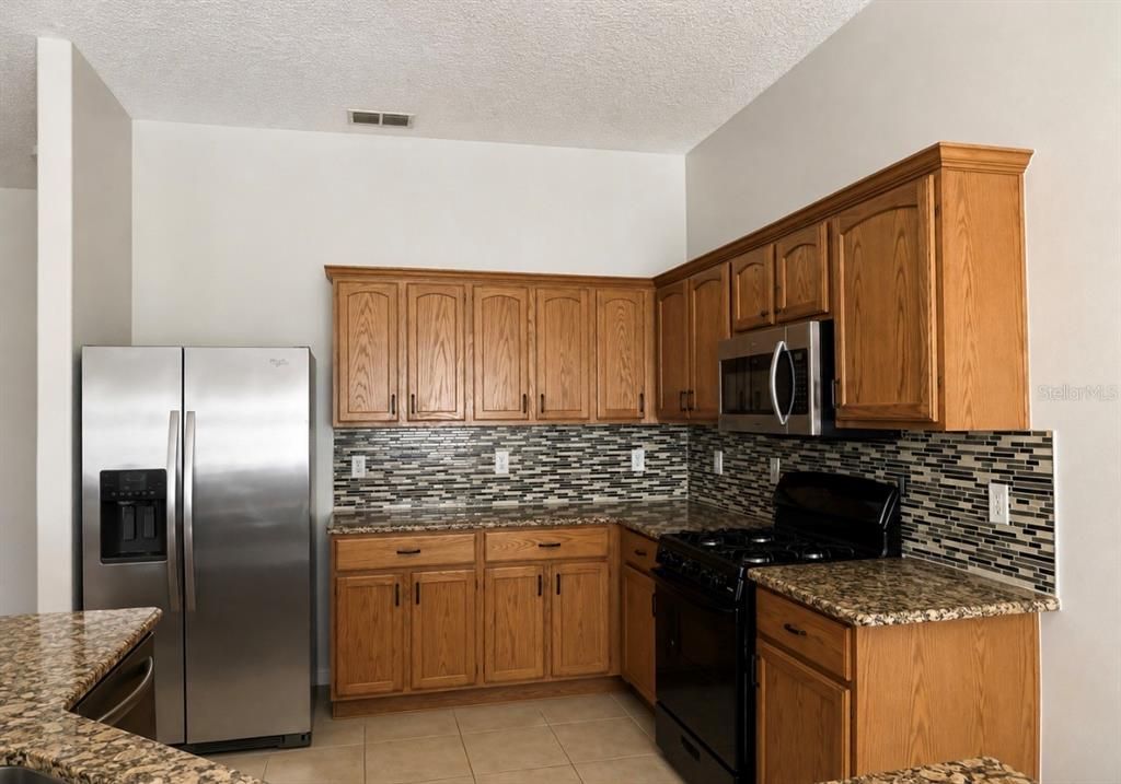 For Rent: $2,100 (4 beds, 2 baths, 2101 Square Feet)