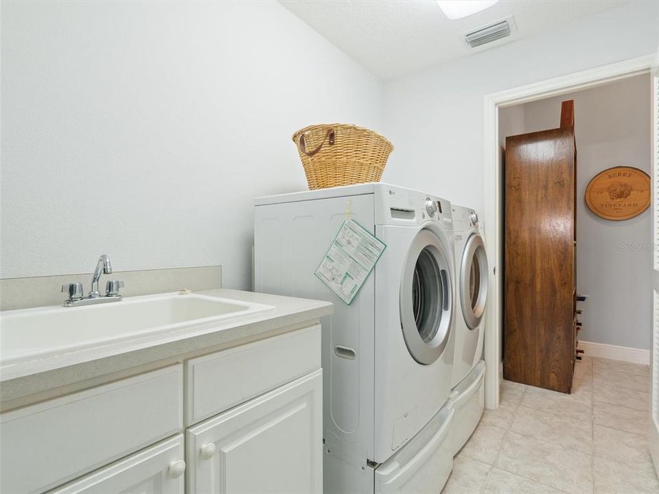 For Sale: $425,000 (3 beds, 2 baths, 1887 Square Feet)