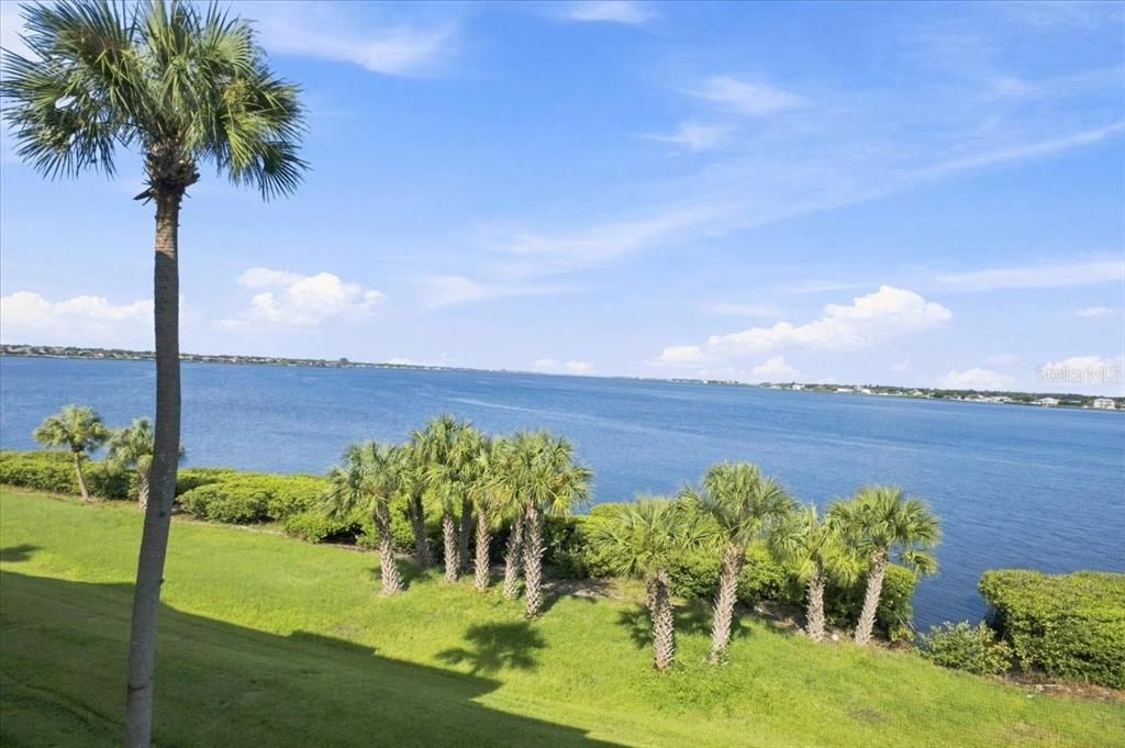 For Rent: $2,475 (2 beds, 2 baths, 1255 Square Feet)