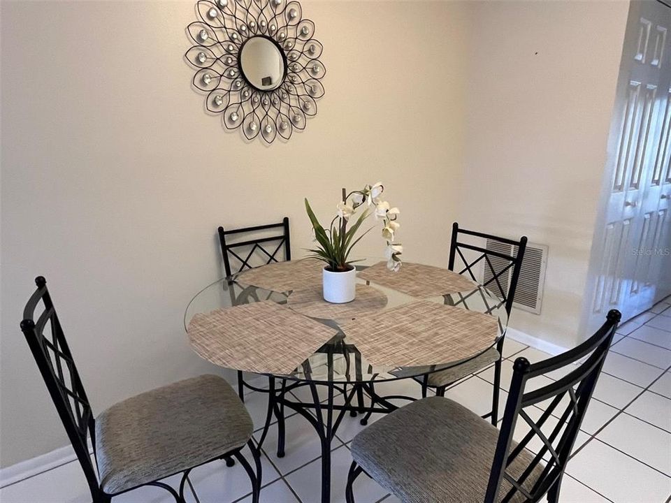 For Sale: $157,000 (1 beds, 1 baths, 707 Square Feet)