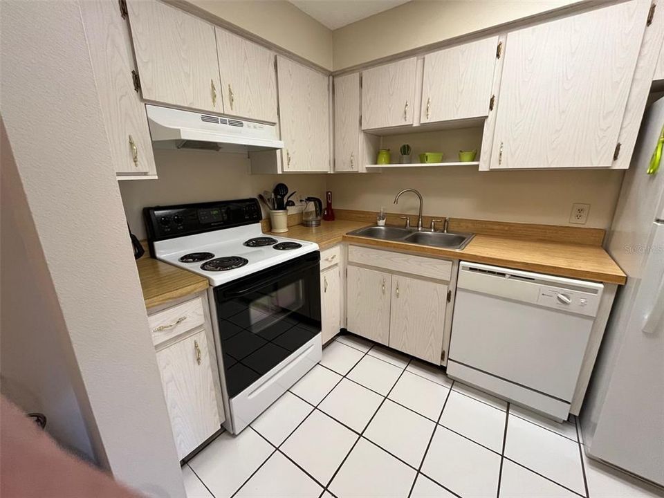 For Sale: $157,000 (1 beds, 1 baths, 707 Square Feet)