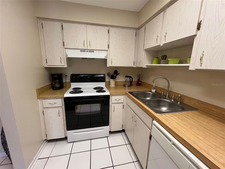 For Sale: $157,000 (1 beds, 1 baths, 707 Square Feet)