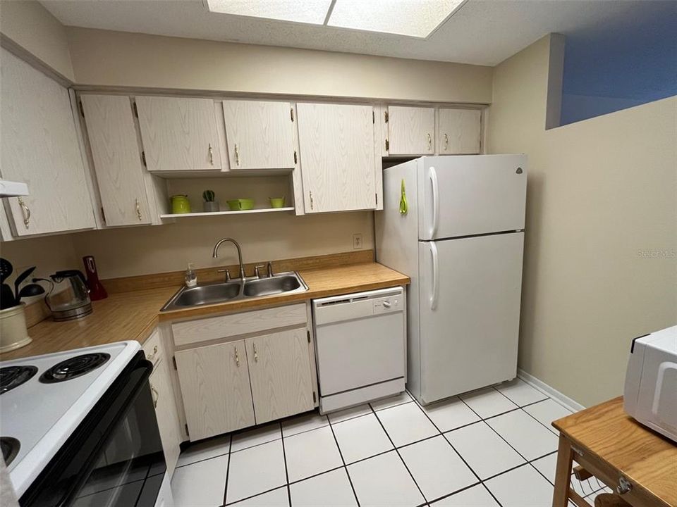 For Sale: $157,000 (1 beds, 1 baths, 707 Square Feet)