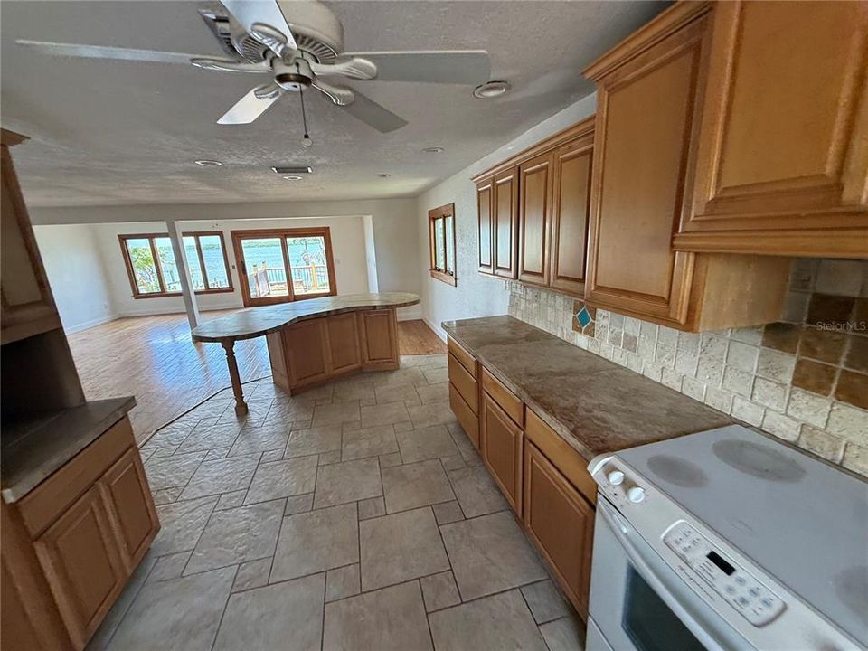 En Venta: $620,000 (3 camas, 2 baños, 2550 Pies cuadrados)