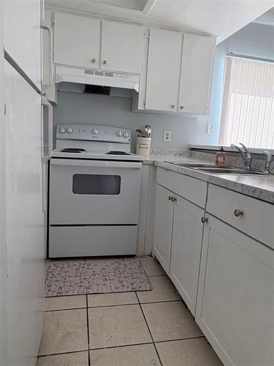 For Sale: $145,000 (2 beds, 1 baths, 936 Square Feet)