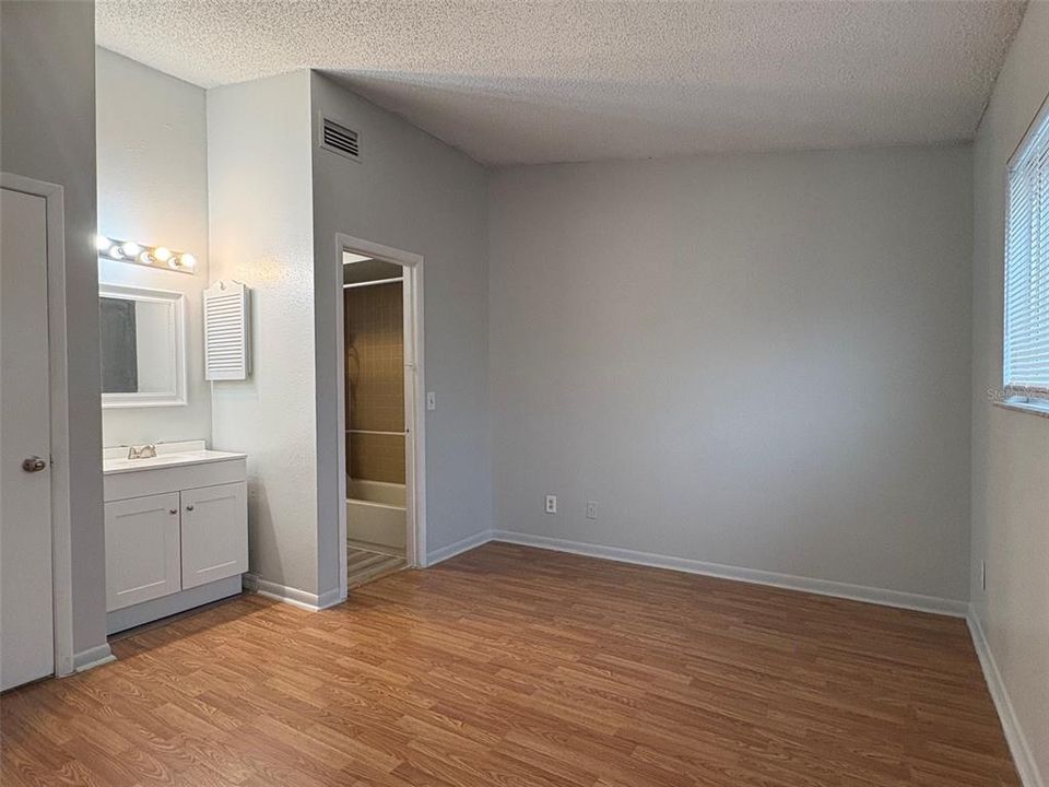 For Sale: $145,000 (2 beds, 1 baths, 936 Square Feet)