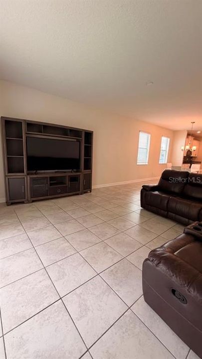 For Rent: $2,900 (3 beds, 2 baths, 2068 Square Feet)