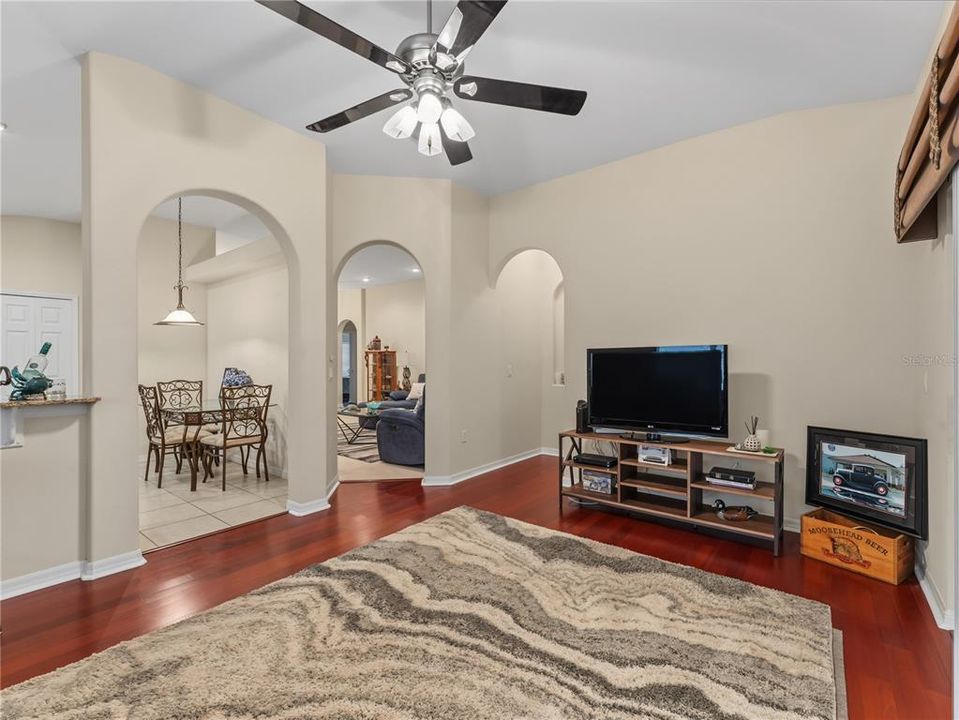 For Sale: $310,000 (3 beds, 2 baths, 1716 Square Feet)