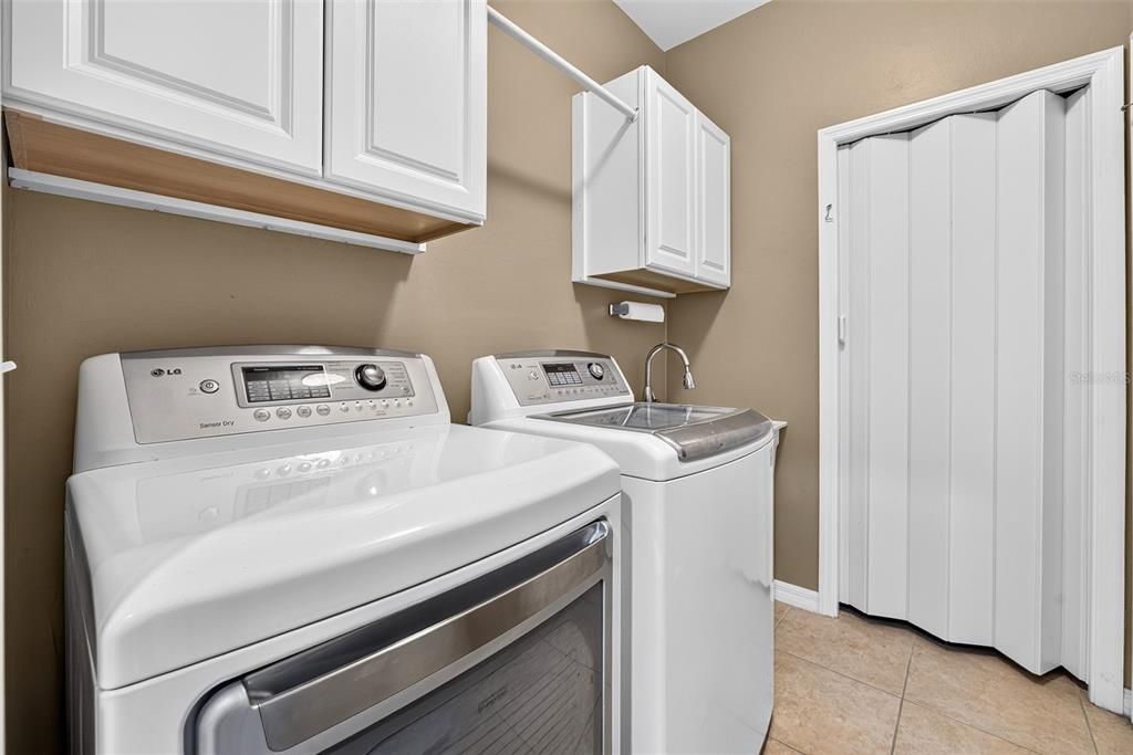 For Sale: $325,000 (3 beds, 2 baths, 1557 Square Feet)