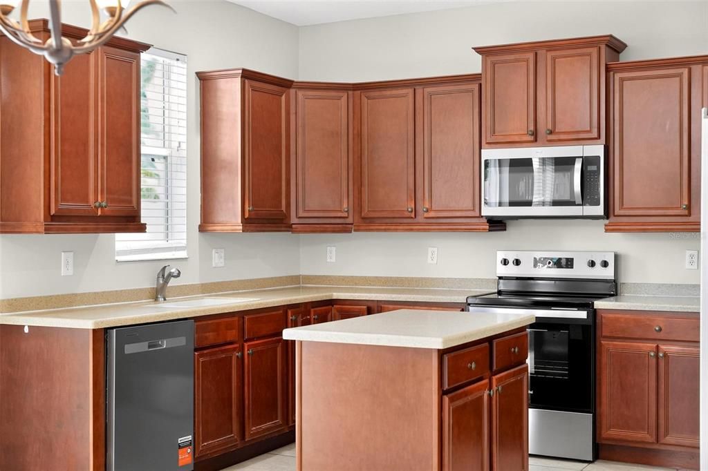 Active With Contract: $325,000 (4 beds, 2 baths, 1923 Square Feet)