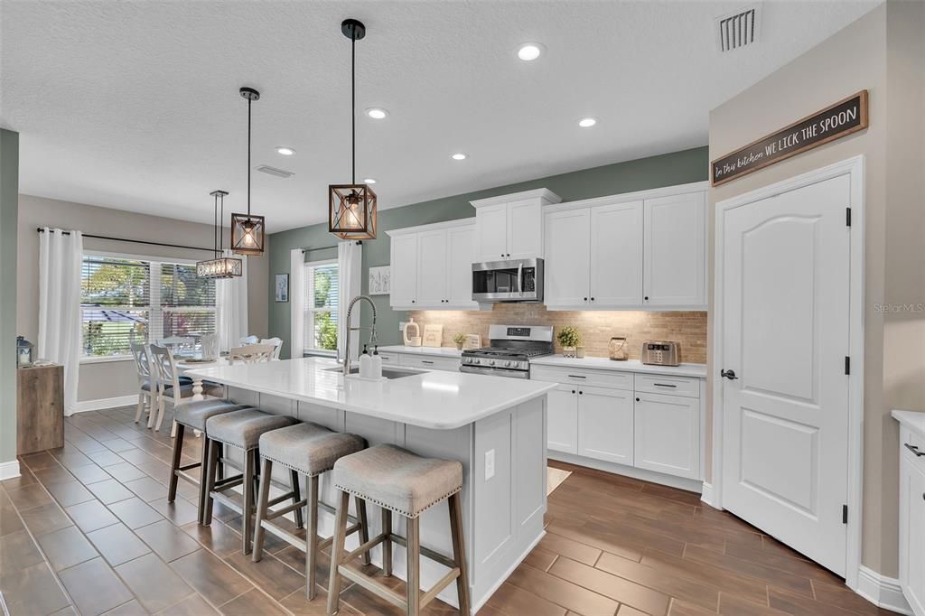 For Sale: $524,900 (3 beds, 3 baths, 2085 Square Feet)