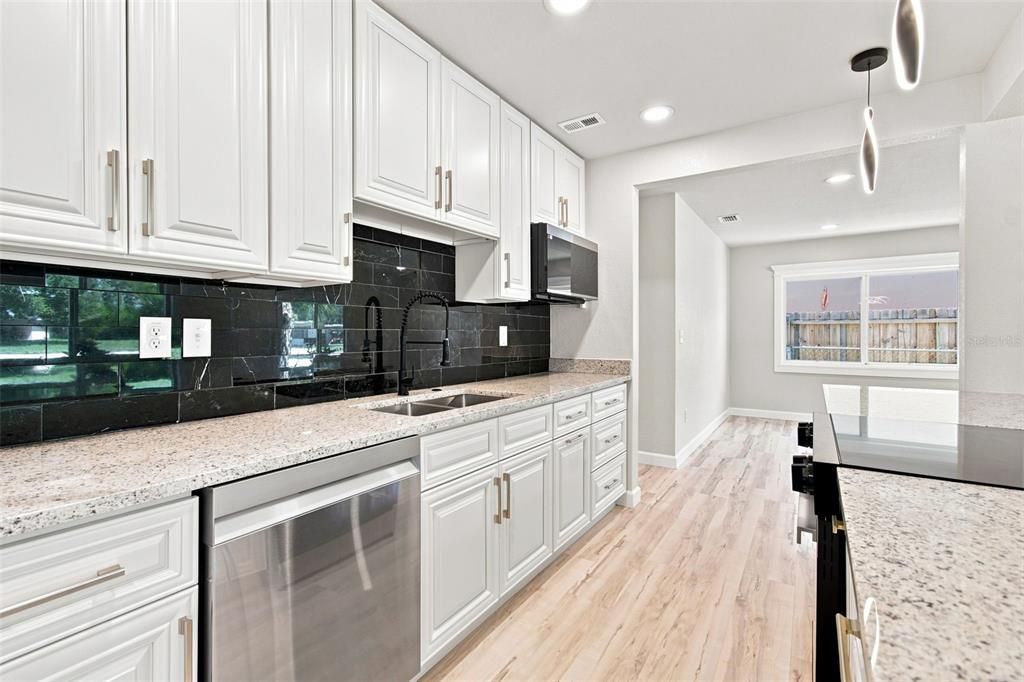 En Venta: $449,900 (3 camas, 2 baños, 1687 Pies cuadrados)