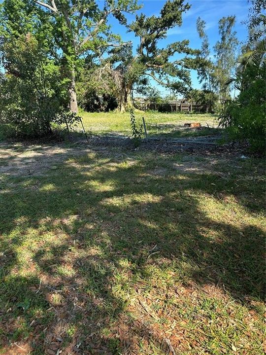 待售: $425,000 (0.40 acres)