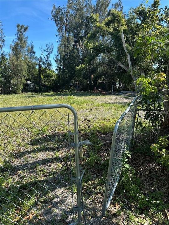 待售: $425,000 (0.40 acres)