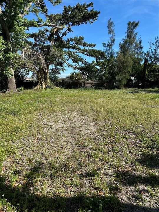 待售: $425,000 (0.40 acres)