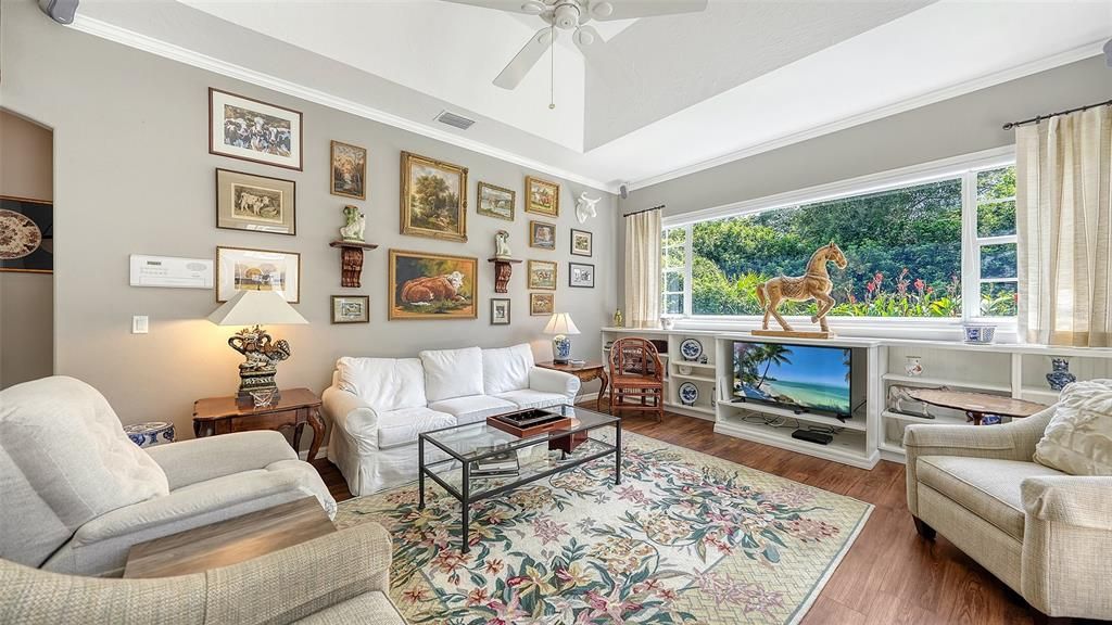 Activo con contrato: $699,000 (3 camas, 2 baños, 2242 Pies cuadrados)