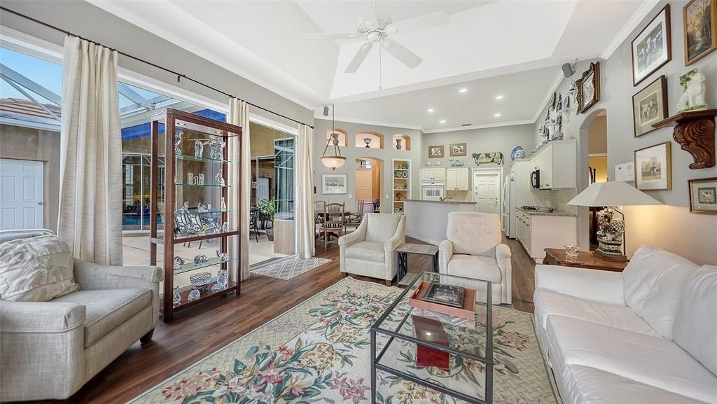 Activo con contrato: $699,000 (3 camas, 2 baños, 2242 Pies cuadrados)