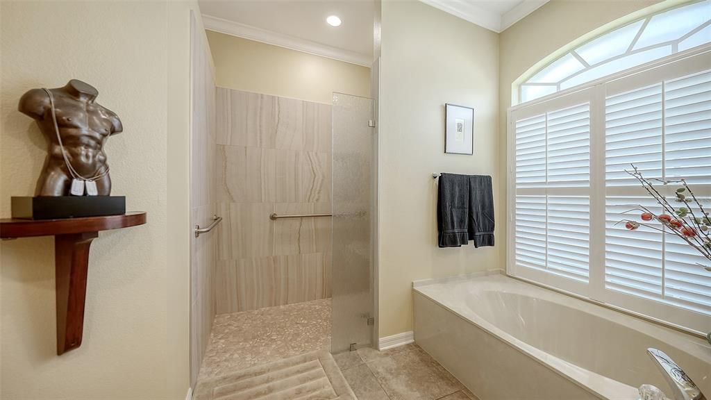 Activo con contrato: $699,000 (3 camas, 2 baños, 2242 Pies cuadrados)
