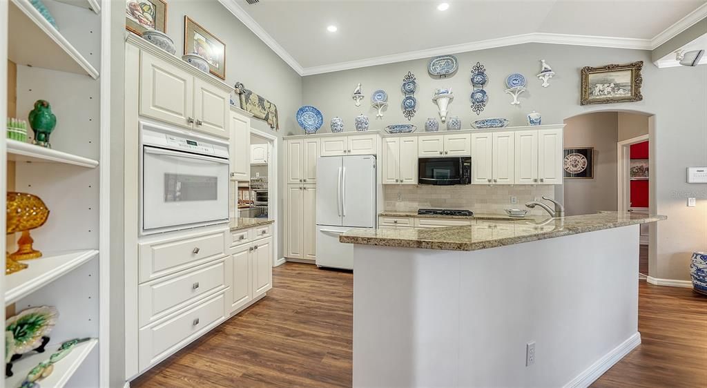 Activo con contrato: $699,000 (3 camas, 2 baños, 2242 Pies cuadrados)