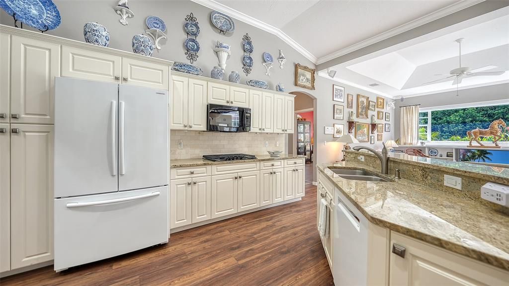 Activo con contrato: $699,000 (3 camas, 2 baños, 2242 Pies cuadrados)