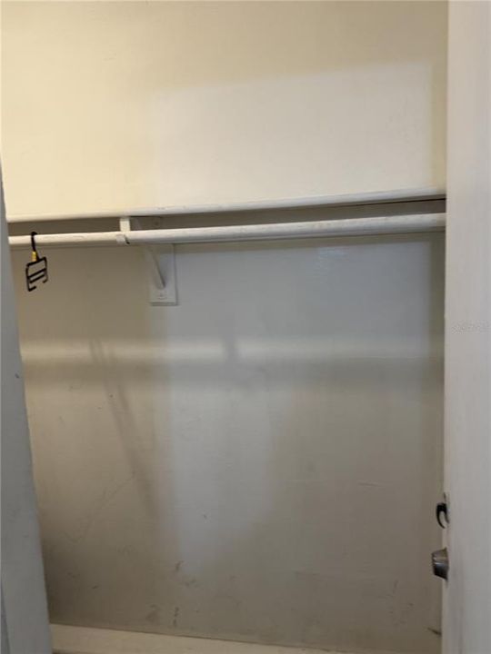 For Sale: $79,900 (1 beds, 1 baths, 642 Square Feet)