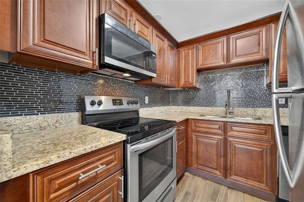 For Sale: $169,000 (1 beds, 1 baths, 636 Square Feet)