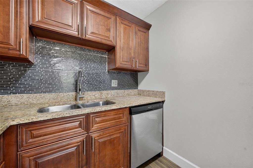 For Sale: $169,000 (1 beds, 1 baths, 636 Square Feet)