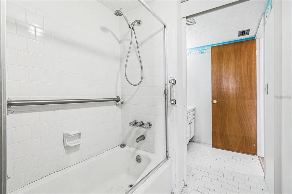 На продажу: $59,999 (2 спален, 1 ванн, 912 Квадратных фут)
