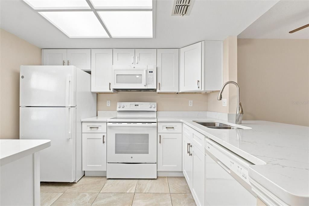 На продажу: $225,000 (2 спален, 2 ванн, 815 Квадратных фут)