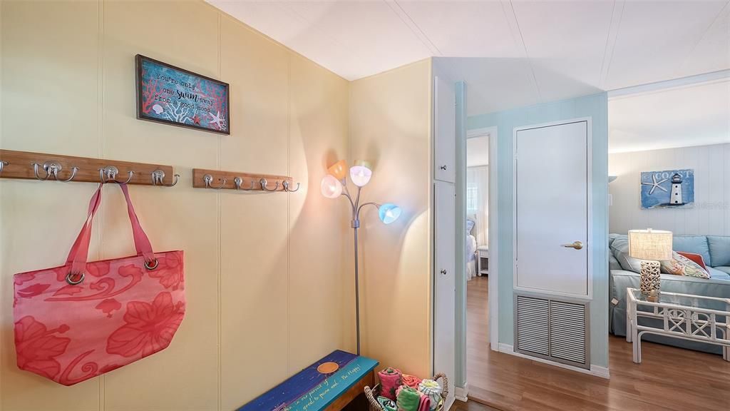 For Sale: $215,000 (2 beds, 2 baths, 960 Square Feet)