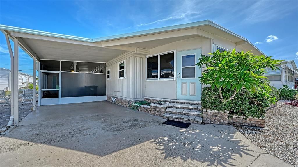 For Sale: $215,000 (2 beds, 2 baths, 960 Square Feet)