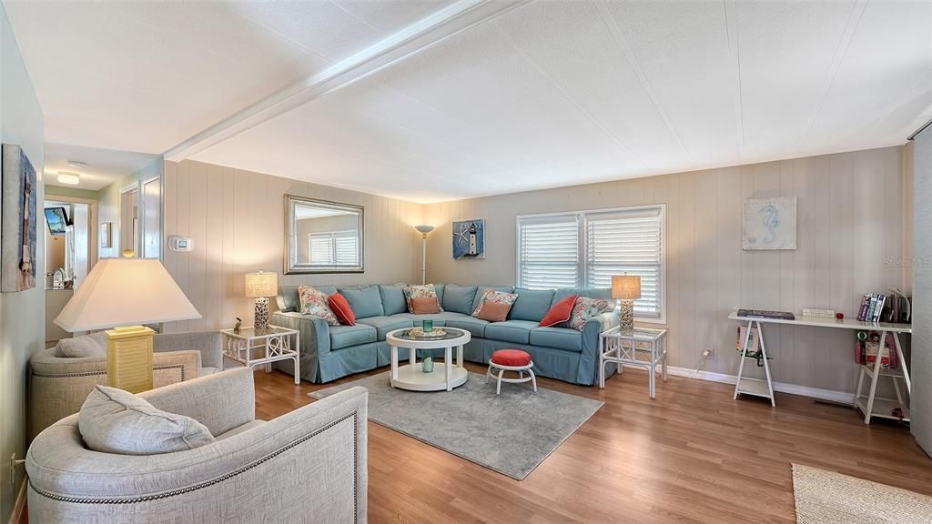For Sale: $215,000 (2 beds, 2 baths, 960 Square Feet)