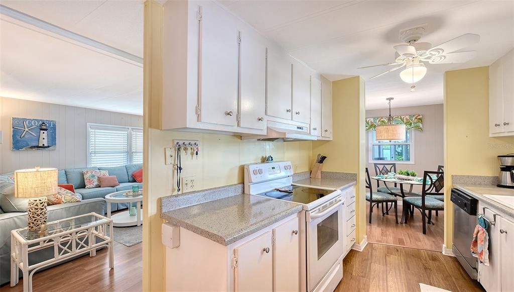 For Sale: $215,000 (2 beds, 2 baths, 960 Square Feet)