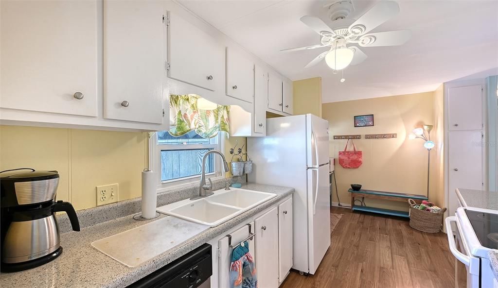 For Sale: $215,000 (2 beds, 2 baths, 960 Square Feet)