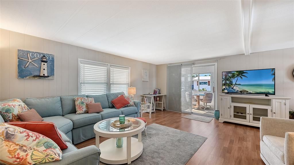 For Sale: $215,000 (2 beds, 2 baths, 960 Square Feet)
