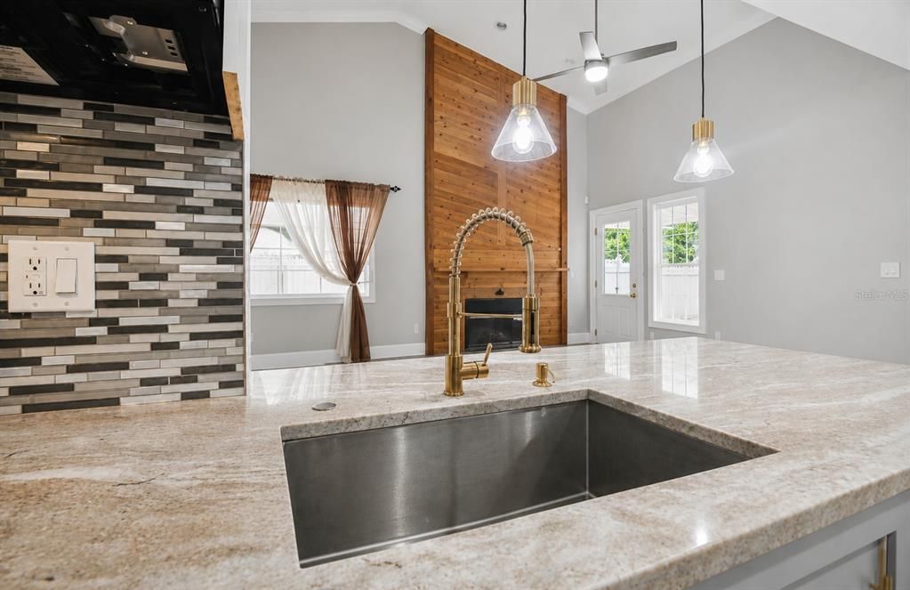 En Venta: $499,999 (4 camas, 3 baños, 1646 Pies cuadrados)