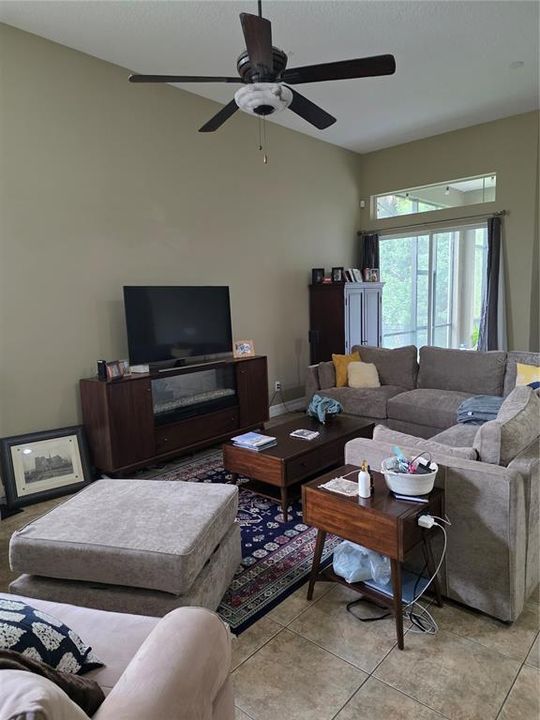 For Rent: $2,895 (4 beds, 2 baths, 1941 Square Feet)