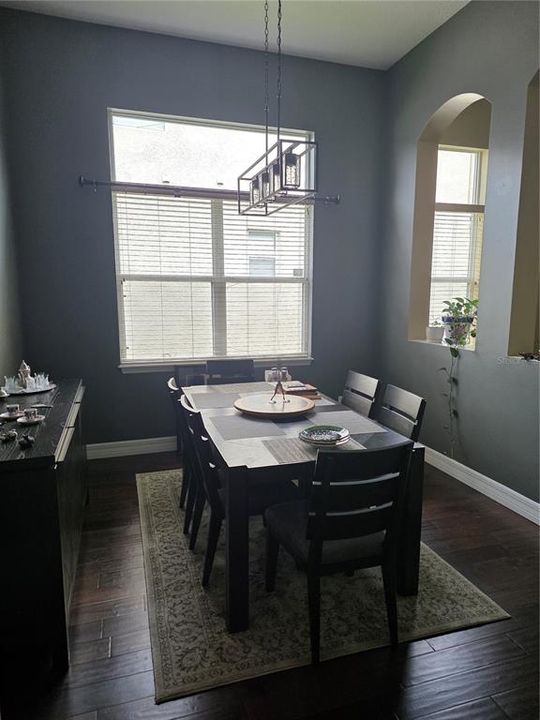 For Rent: $2,895 (4 beds, 2 baths, 1941 Square Feet)