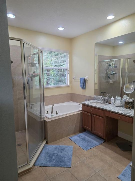 For Rent: $2,895 (4 beds, 2 baths, 1941 Square Feet)