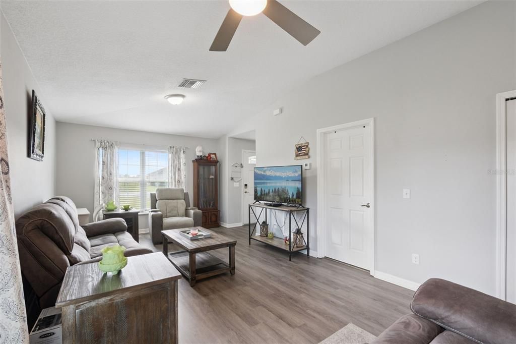 For Sale: $400,000 (3 beds, 2 baths, 1434 Square Feet)