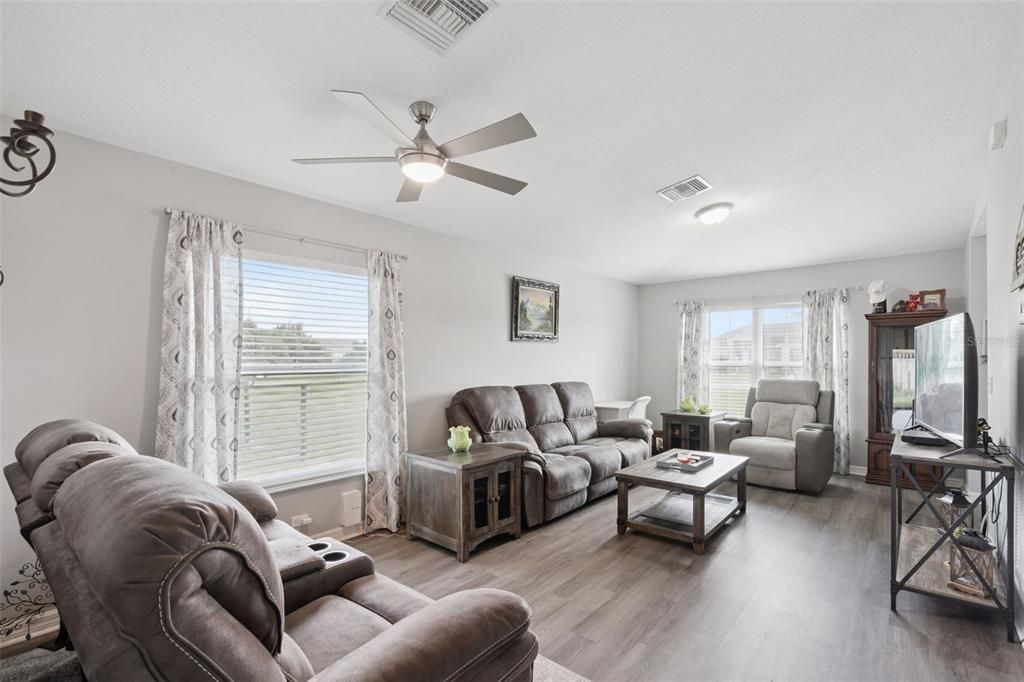 For Sale: $400,000 (3 beds, 2 baths, 1434 Square Feet)